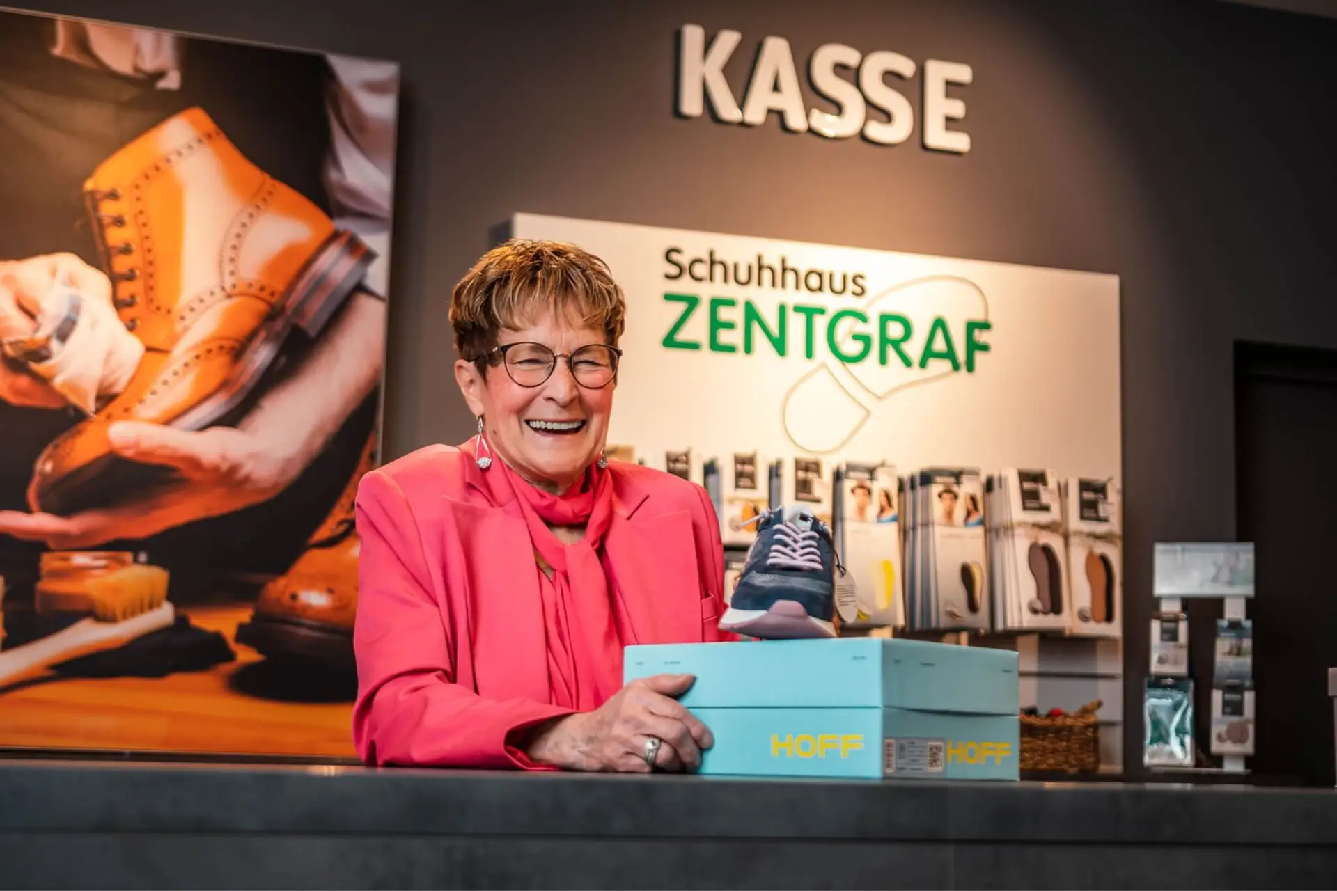 Mitarbeiterin an der Kasse im Schuhhaus Zentgraf
